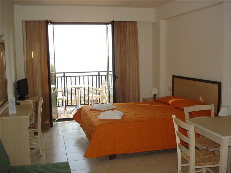 Margarita Beach Hotel Agia Marina Екстериор снимка